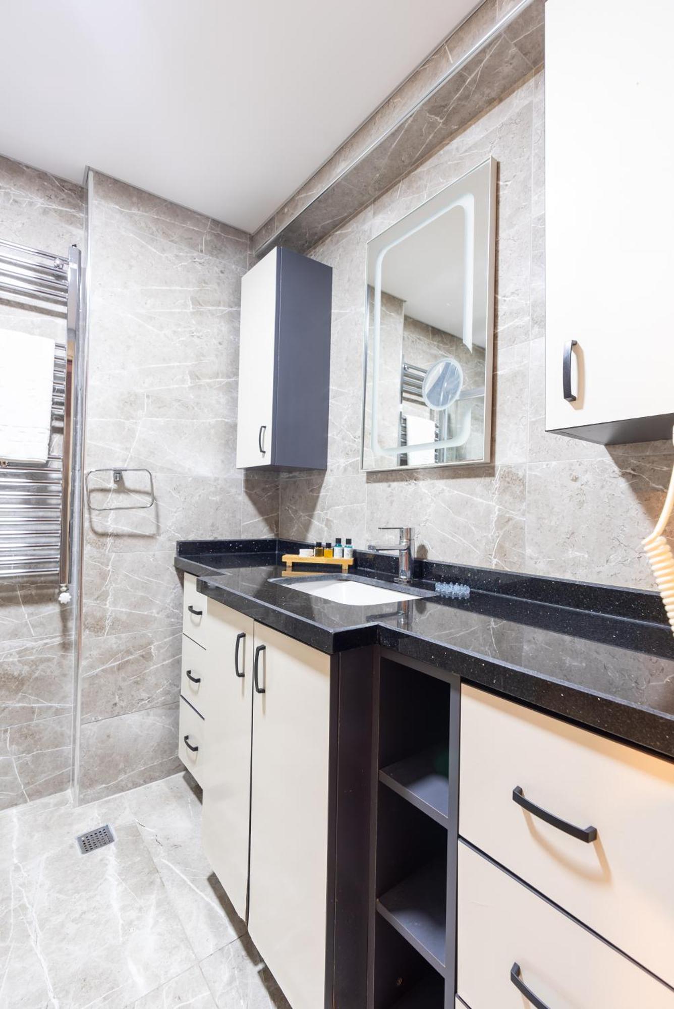 Valens Downtown Готель 4*